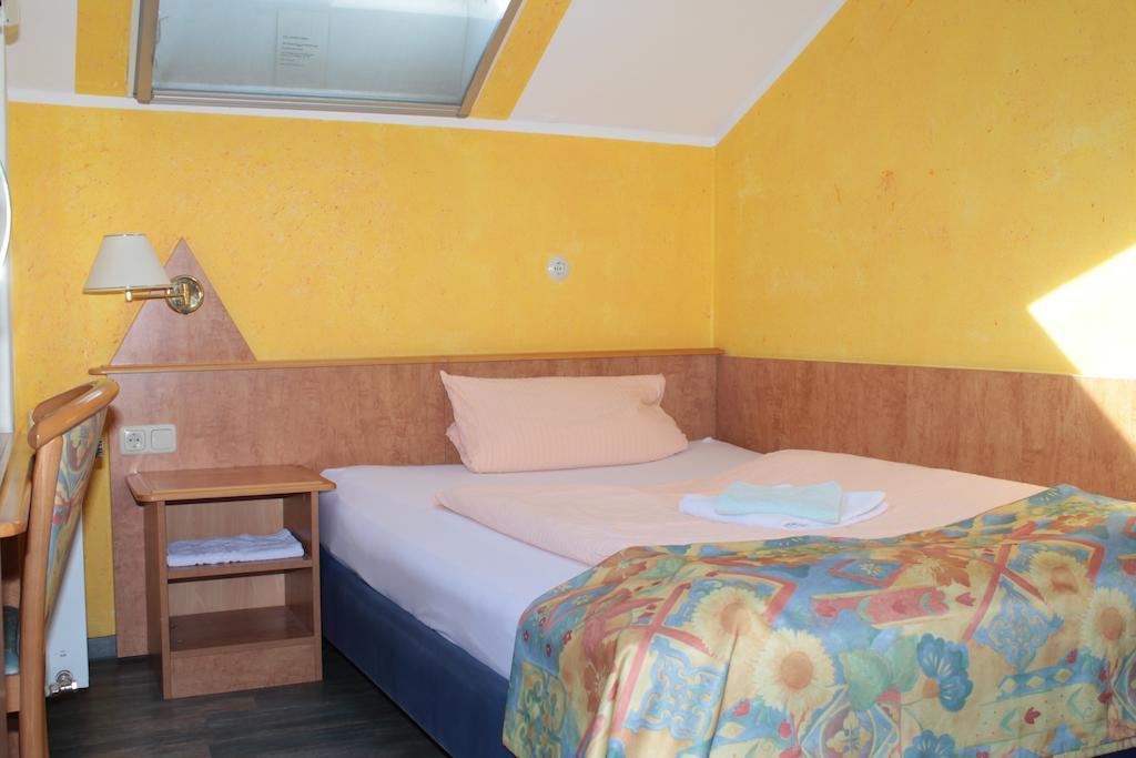 Hotel Garni Zum Adler Gensingen Pokoj fotografie