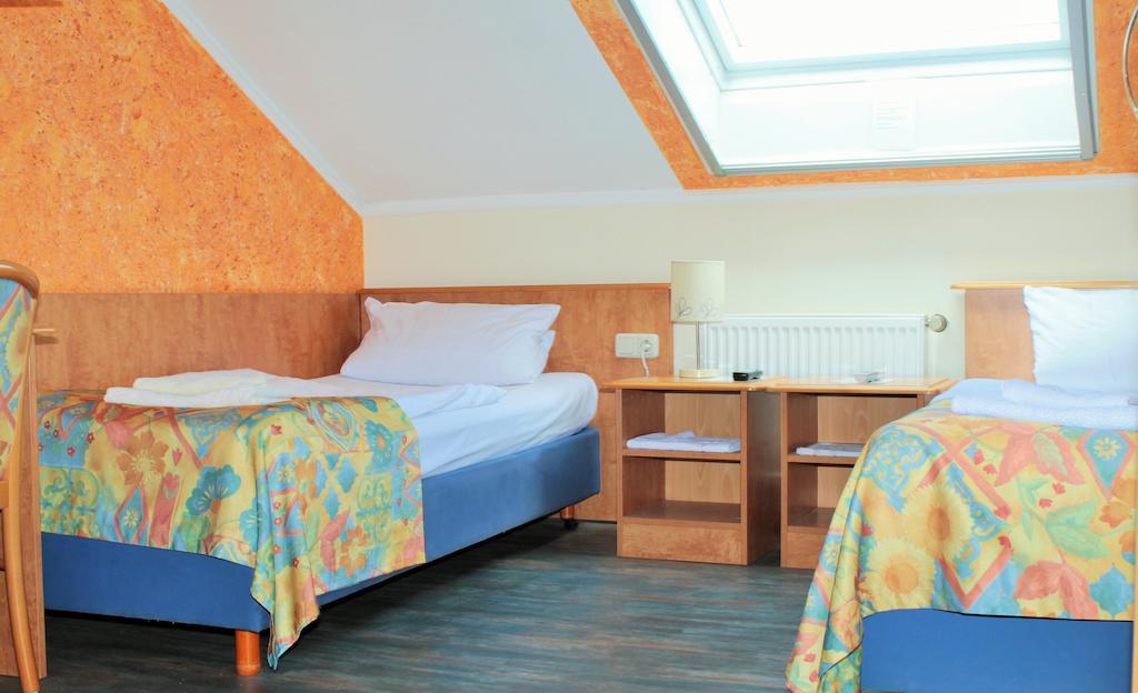 Hotel Garni Zum Adler Gensingen Pokoj fotografie