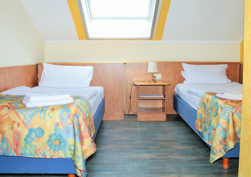 Hotel Garni Zum Adler Gensingen Pokoj fotografie