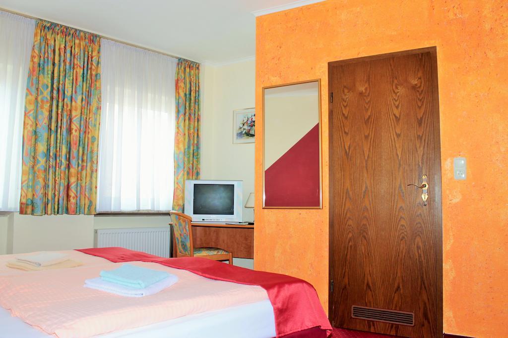 Hotel Garni Zum Adler Gensingen Pokoj fotografie