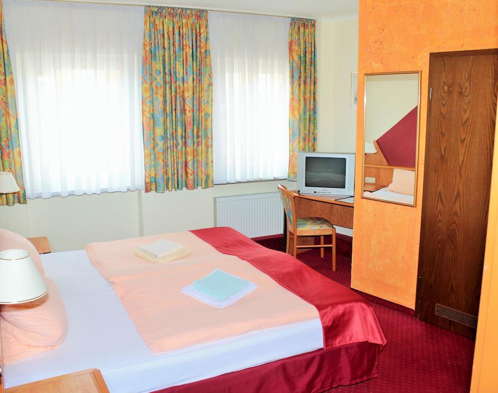 Hotel Garni Zum Adler Gensingen Pokoj fotografie