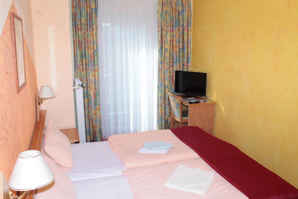 Hotel Garni Zum Adler Gensingen Pokoj fotografie